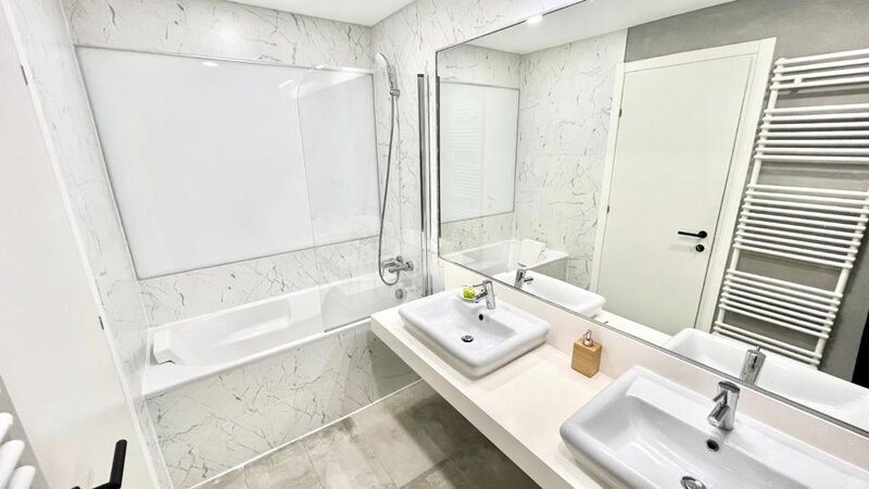 2018 Upgrounds, 3 camere 106mp, 3 Bai, Centrala, 2 Locuri Parcare Subteran